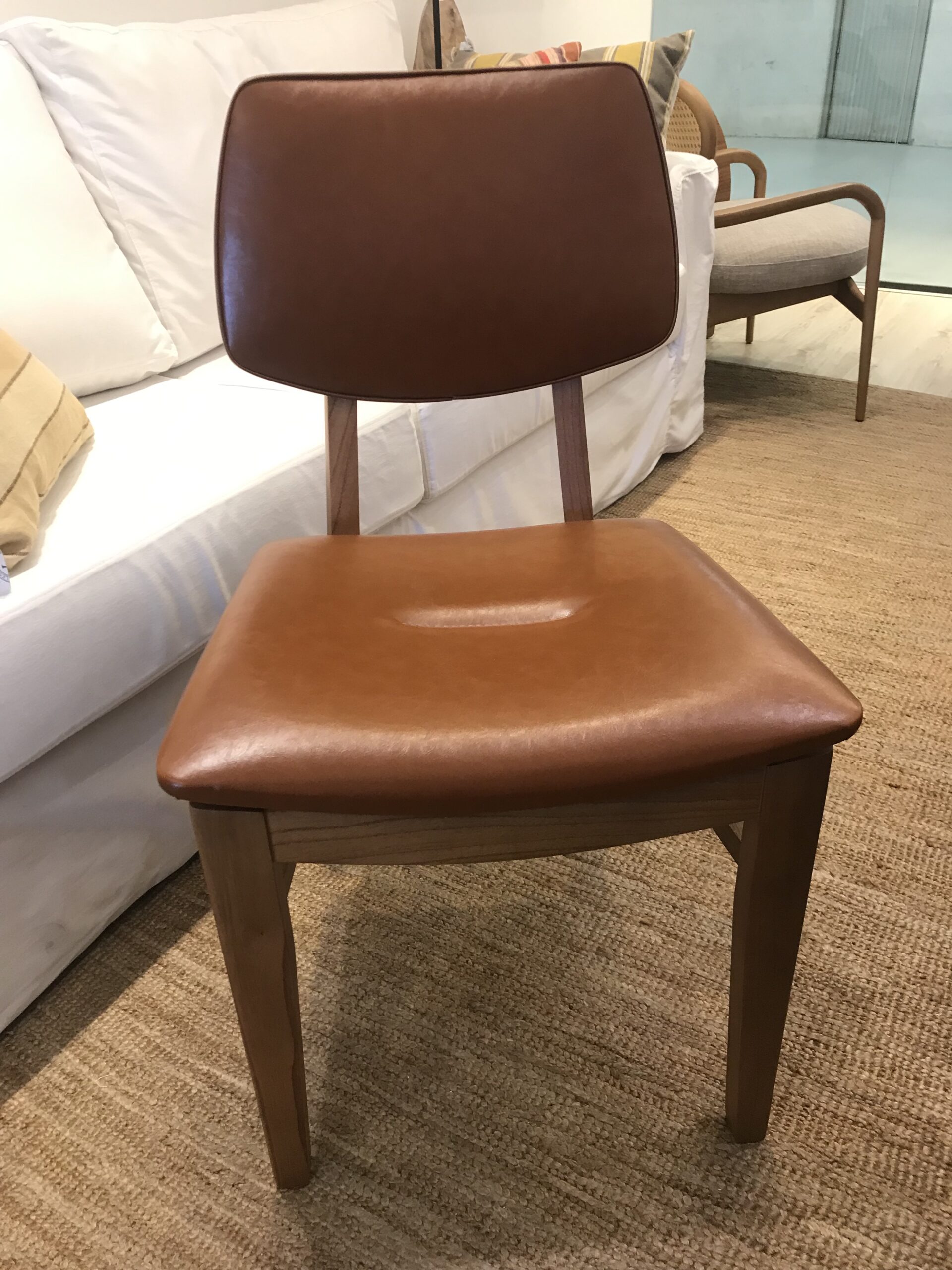 Cadeira Lotus ( Promoção Pronta Entrega com acabamentos conforme foto )
